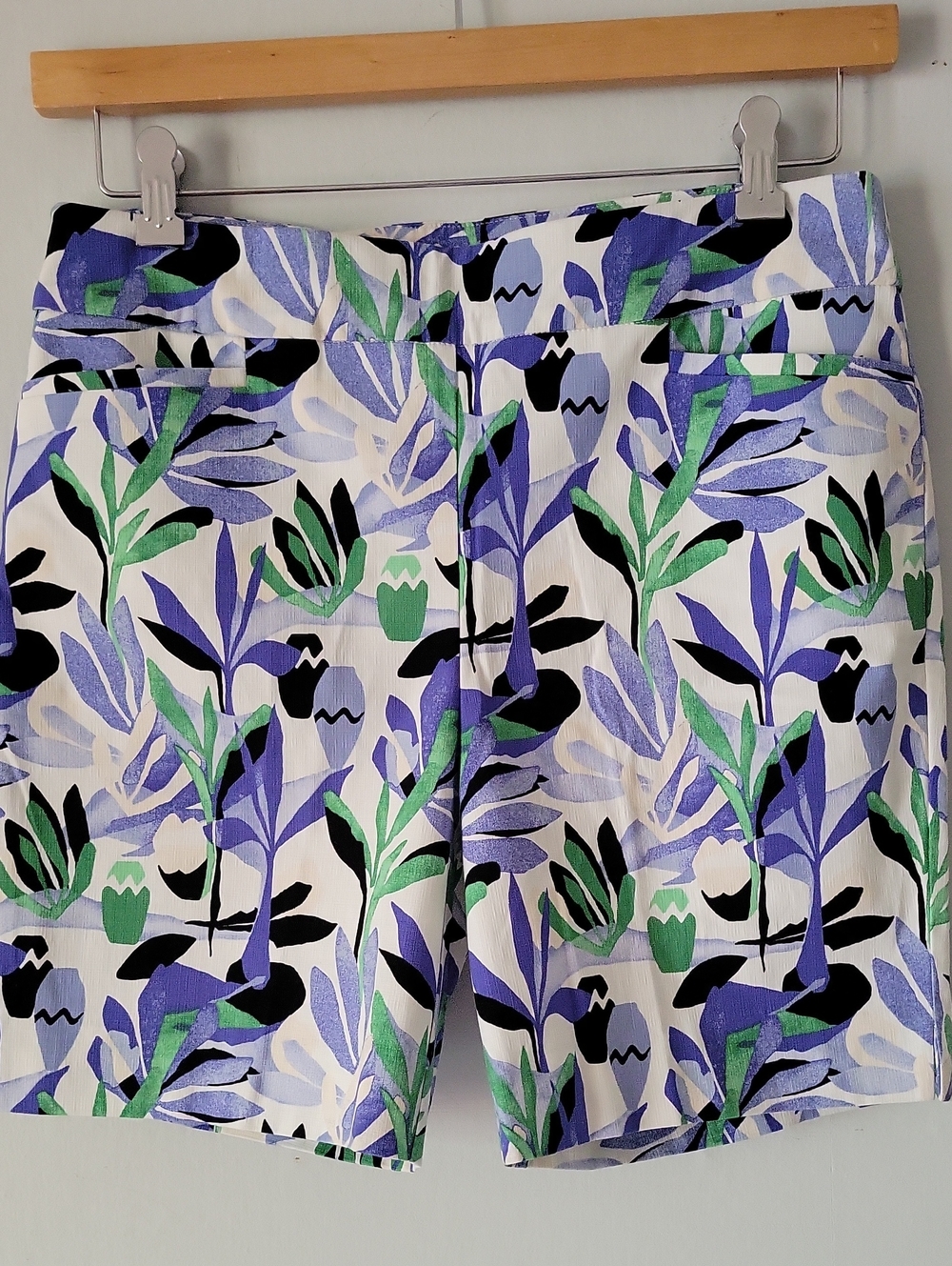 NWOT Chico's Floral & Leaf Print Pull-on Bermuda Shorts - Picture 3 of 8